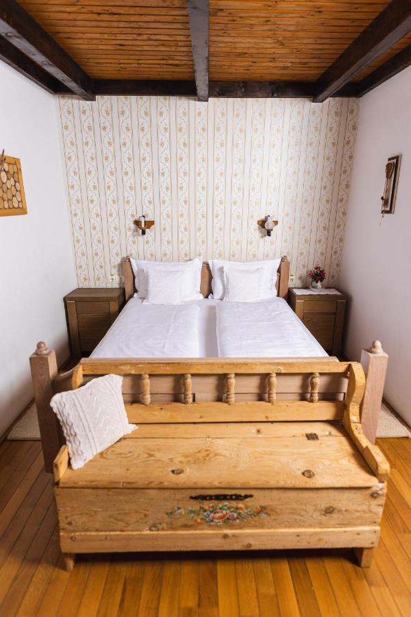 Отель Casa Tirol Blaj Экстерьер фото