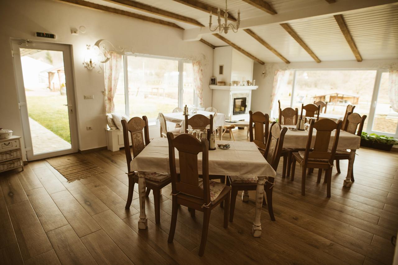 Отель Casa Tirol Blaj Экстерьер фото